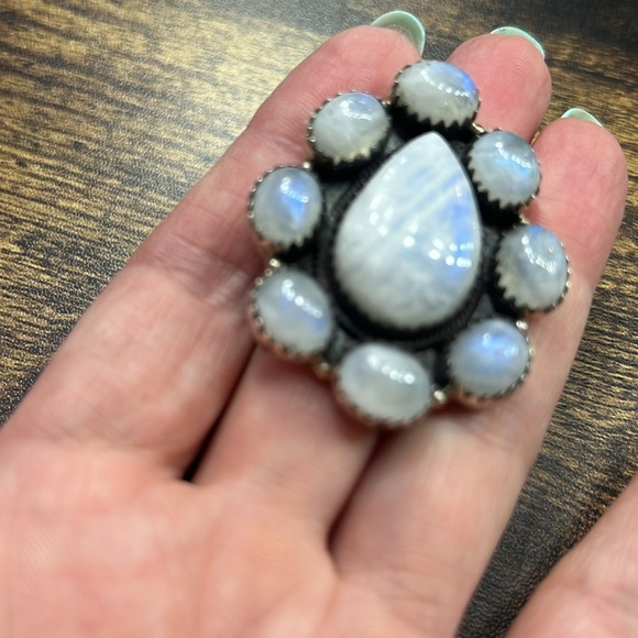 Absolutely gorgeous Sterling Silver Rainbow Moonstone Statement Ring. - Picture 3 of 4